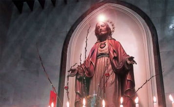 Orang Katolik Tidak Menyembah Patung