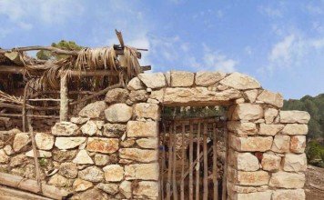 Akulah pintu ke domba-domba itu