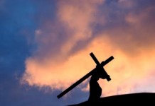 Memikul salib = berpegangan pada salib