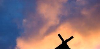 Memikul salib = berpegangan pada salib