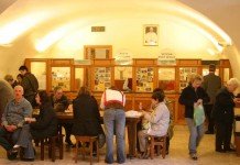 Supermarket, Bank, dan Apotek di Vatikan