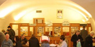 Supermarket, Bank, dan Apotek di Vatikan