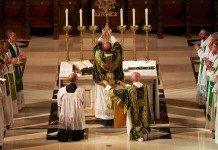 Apa sikap Gereja terhadap pembacaan Kitab Suci dalam bahasa vernakular?