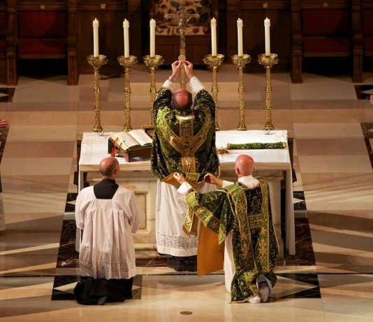 Apa sikap Gereja terhadap pembacaan Kitab Suci dalam bahasa vernakular?