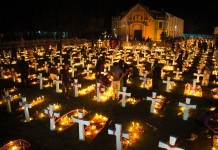 Dari Dunia Fana Menuju Surga Abadi Sumber gambar: http://www.photoburst.net/travel-photography/2013/11/all-souls-day-dhaka-bangladesh-canon-eos-5d-mark-ii-ef24-105mm-usm-saud-a-faisal/#.VE-bb_mUcYE