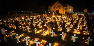 Dari Dunia Fana Menuju Surga Abadi Sumber gambar: http://www.photoburst.net/travel-photography/2013/11/all-souls-day-dhaka-bangladesh-canon-eos-5d-mark-ii-ef24-105mm-usm-saud-a-faisal/#.VE-bb_mUcYE